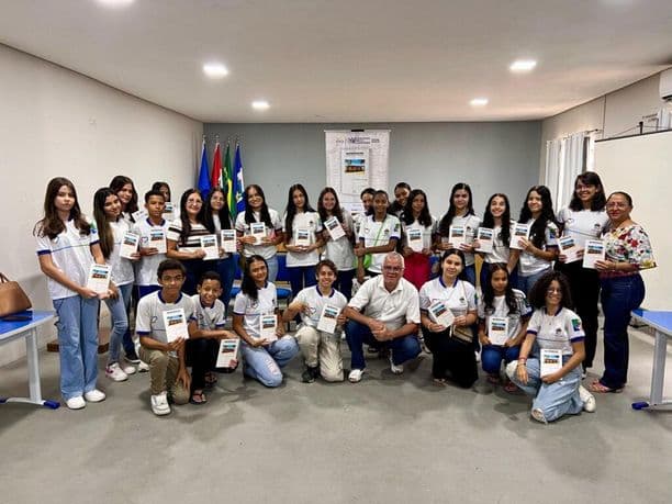 SWA Instituto entrega livros do Projeto Valorizando Nossa Literatura 2025